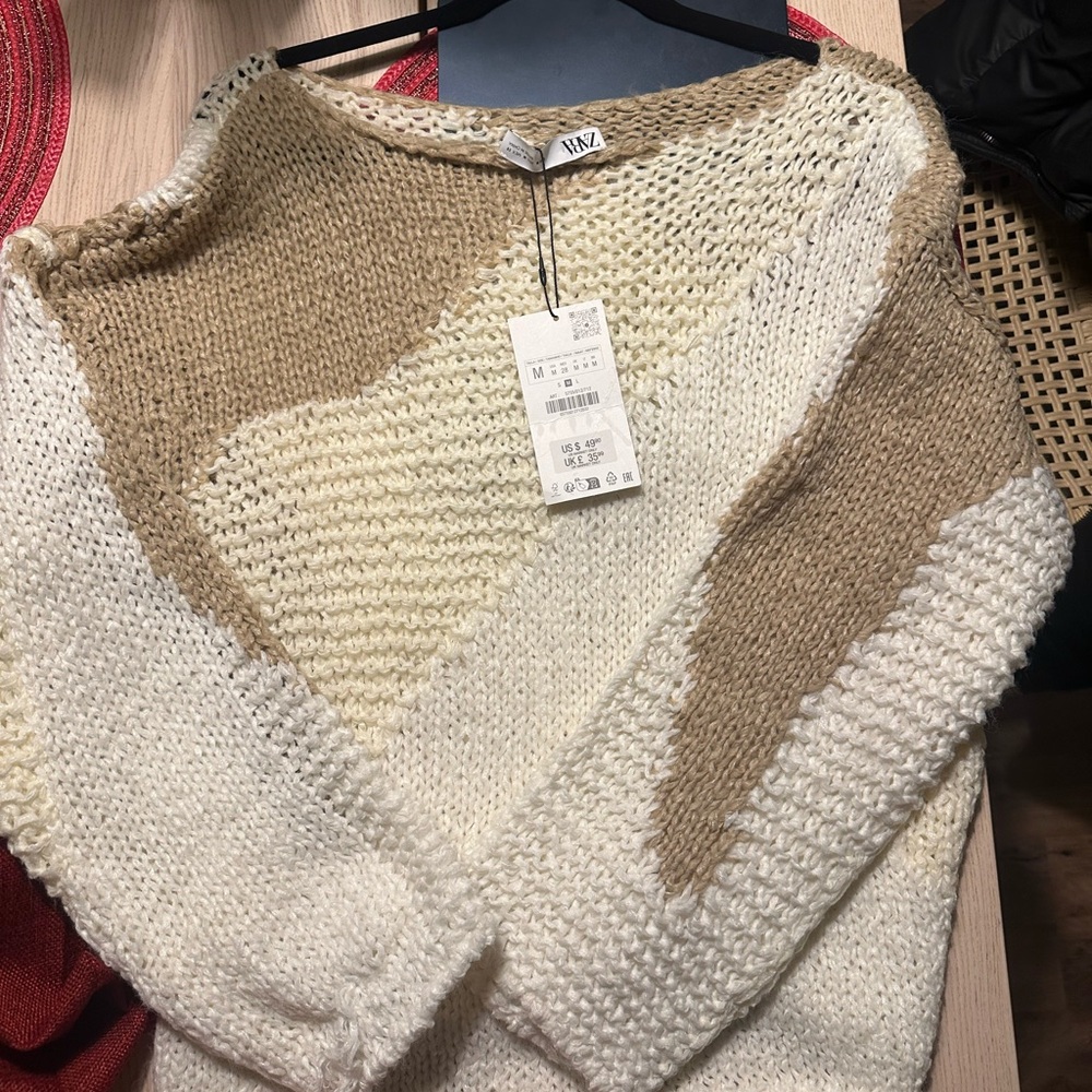Zara Women's Beige and White Sweater